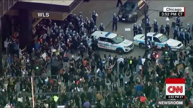 George Floyd protestoları ABD geneline yayılıyor! Chicago'da göstericiler polis arabalarına zarar verdi. George Floyd protestoları ABD geneline yayılıyor! Chicago'da göstericiler polis arabalarına zarar verdi.