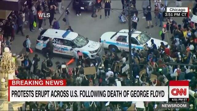 George Floyd protestoları ABD geneline yayılıyor! Chicago'da göstericiler polis arabalarına zarar verdi. George Floyd protestoları ABD geneline yayılıyor! Chicago'da göstericiler polis arabalarına zarar verdi.
