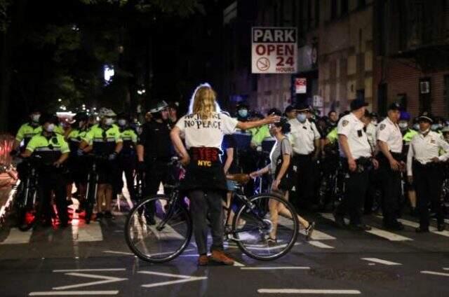 George Floyd protestoları ABD geneline yayılıyor! Chicago'da göstericiler polis arabalarına zarar verdi. George Floyd protestoları ABD geneline yayılıyor! Chicago'da göstericiler polis arabalarına zarar verdi.