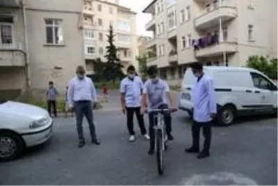 Hastanede Belediye Başkanının Bayramını kutladı, Bisiklet Hediyesi aldı Hastanede Belediye Başkanının Bayramını kutladı, Bisiklet Hediyesi aldı