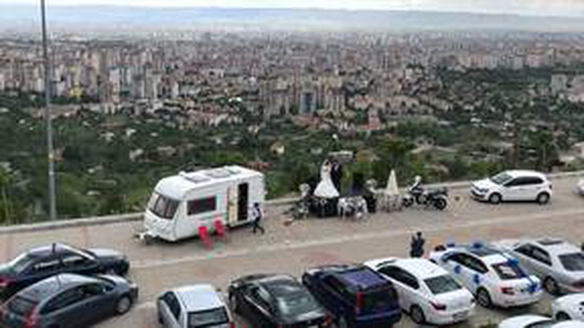 Kayseri'de bir çift, arabalı düğün ile dünyaevine girdi