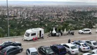 Kayseri'de bir çift, arabalı düğün ile dünyaevine girdi Kayseri'de bir çift, arabalı düğün ile dünyaevine girdi