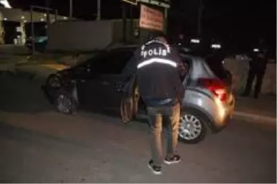 Otobüse çarpmamak için manevra yaptı, bariyerlere çarptı: 2 yaralı