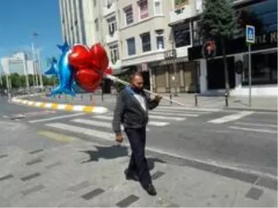 (Özel) Balon satmak için sokağa çıkan 71 yaşındaki seyyar satıcı siftah yapamadan evine döndü