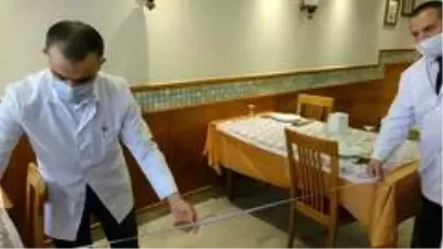 Restoranda metre ile sosyal mesafe ölçümü Restoranda metre ile sosyal mesafe ölçümü