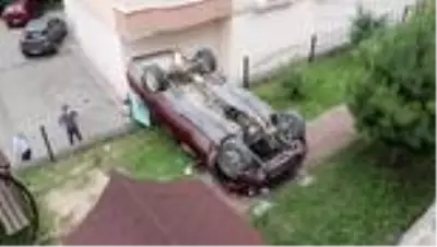 Sitenin bahçesindeki parka düşen otomobildeki 2 kişi yaralandı