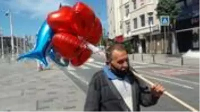 Sokağa çıkma izninde balon satmak için dışarı çıkan seyyar satıcı, siftah yapamadan döndü Sokağa çıkma izninde balon satmak için dışarı çıkan seyyar satıcı, siftah yapamadan döndü