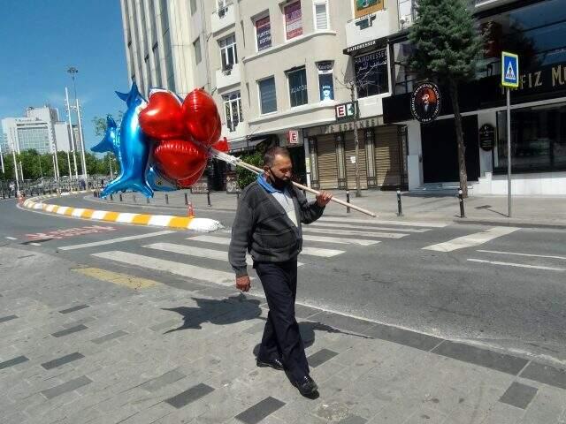 Sokağa çıkma izninde balon satmak için dışarı çıkan seyyar satıcı, siftah yapamadan döndü Sokağa çıkma izninde balon satmak için dışarı çıkan seyyar satıcı, siftah yapamadan döndü