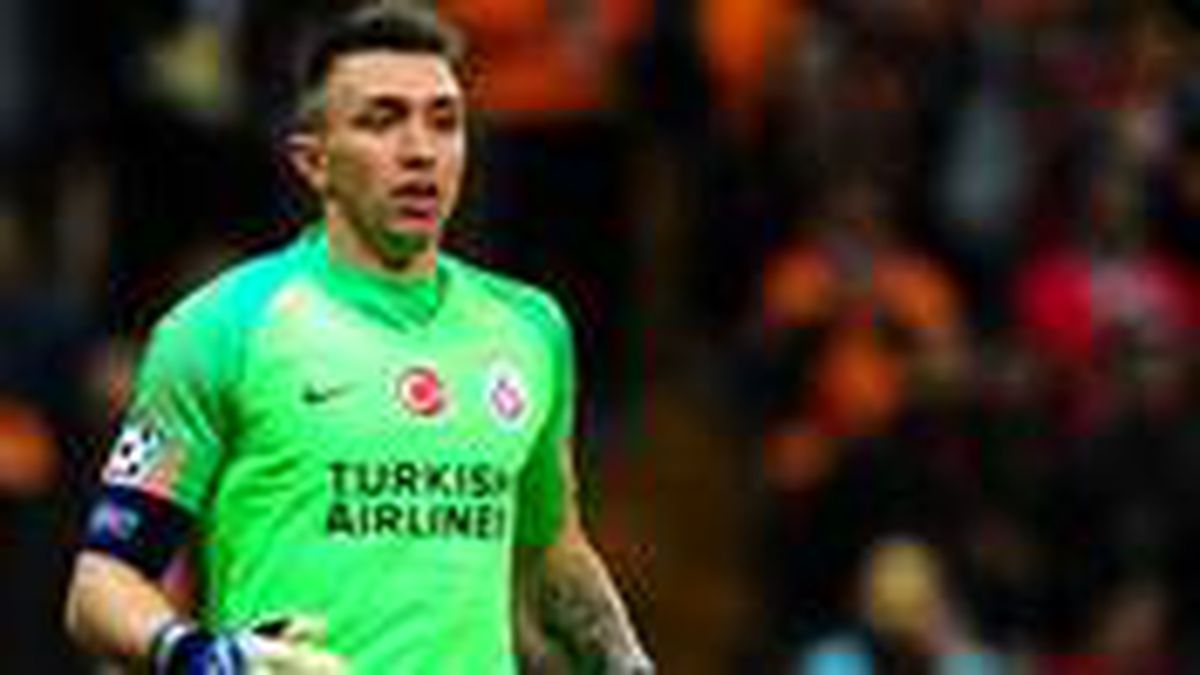TFF'nin yabancı transfere yaş sınırı getirme düşüncesi Muslera'nın Galatasaray'daki geleceğini tehlikeye soktu