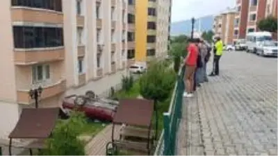 Yanlış vitese takınca site bahçesine devrildi