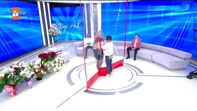 2 ay sonra ekrana dönen Müge Anlı'nın stüdyosuna mesafeli sarılma sistemi kuruldu 2 ay sonra ekrana dönen Müge Anlı'nın stüdyosuna mesafeli sarılma sistemi kuruldu