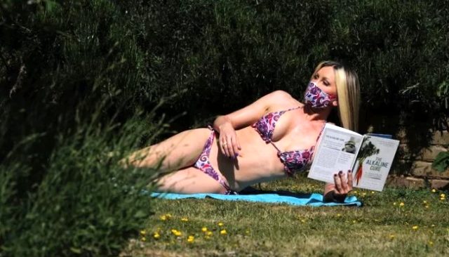 48 yaşındaki oyuncu Caprice Bourret, kusursuz vücuduyla güneşlenirken yakalandı