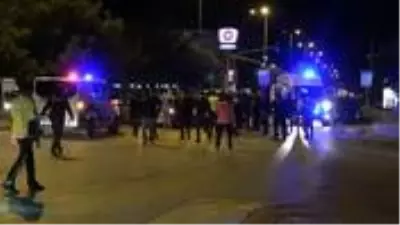 5 kişinin yaralandığı kavgadan kaçan saldırganlar, olay yerinden kaçarken 2 polisi yaraladı 5 kişinin yaralandığı kavgadan kaçan saldırganlar, olay yerinden kaçarken 2 polisi yaraladı