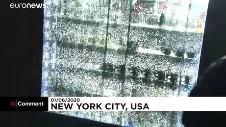 ABD’de polis şiddetiyle patlak veren protestolarda New York’taki ünlü mağazalar yağmalandı