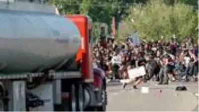 ABD'de vatandaşlar birbirine girdi! Tanker sürücüsü, aracını binlerce protestocunun üzerine sürdü ABD'de vatandaşlar birbirine girdi! Tanker sürücüsü, aracını binlerce protestocunun üzerine sürdü