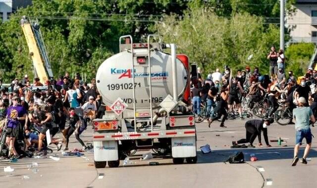 ABD'de vatandaşlar birbirine girdi! Tanker sürücüsü, aracını binlerce protestocunun üzerine sürdü ABD'de vatandaşlar birbirine girdi! Tanker sürücüsü, aracını binlerce protestocunun üzerine sürdü