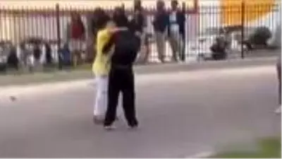 ABD'deki eylemlere katılan bir genç sokak ortasında annesinden dayak yedi ABD'deki eylemlere katılan bir genç sokak ortasında annesinden dayak yedi