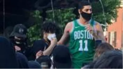 ABD'deki protestolara katılan FETÖ'cü Enes Kanter, 'Nefes alamıyorum' şeklinde slogan attı ABD'deki protestolara katılan FETÖ'cü Enes Kanter, 'Nefes alamıyorum' şeklinde slogan attı