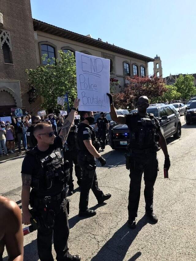 ABD'deki protestolara polis memurları da katılmaya başladı ABD'deki protestolara polis memurları da katılmaya başladı