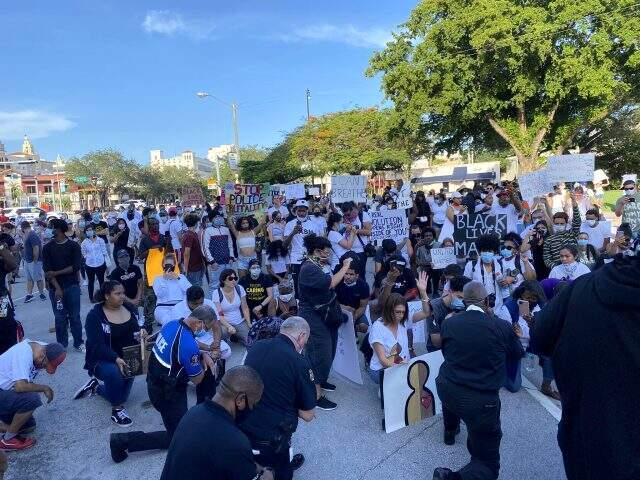 ABD'deki protestolara polis memurları da katılmaya başladı ABD'deki protestolara polis memurları da katılmaya başladı