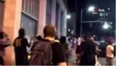 ABD'de şiddet eylemlerine dönen protestolarda bir muhabir kapkaça uğradı ABD'de şiddet eylemlerine dönen protestolarda bir muhabir kapkaça uğradı