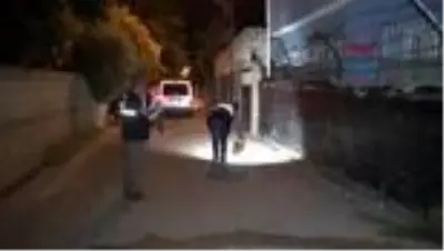 ADANA Kavgada boğazından bıçaklanan genç, yaralandı