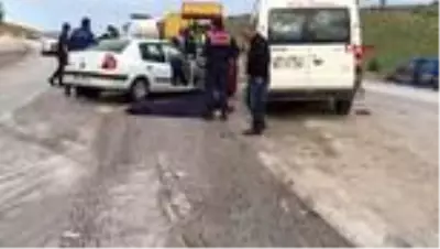 AFYONKARAHİSAR Tarım işçilerini taşıyan minibüsle otomobil çarpıştı: 2 ölü, 8 yaralı AFYONKARAHİSAR Tarım işçilerini taşıyan minibüsle otomobil çarpıştı: 2 ölü, 8 yaralı
