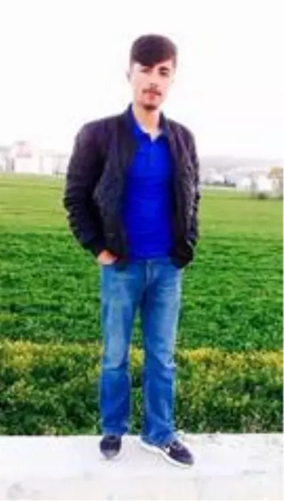 Ankara'da öldürülen Barış Çakan isimli genç son yolculuğuna uğurlandı Ankara'da öldürülen Barış Çakan isimli genç son yolculuğuna uğurlandı