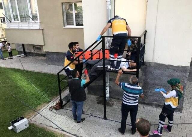 Apartmanın 7'nci katından düşen emekli, yaşamını yitirdi Apartmanın 7'nci katından düşen emekli, yaşamını yitirdi