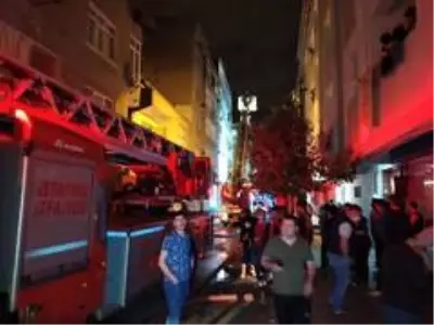 Bağcılar'da iki evin çatısı alev alev yandı