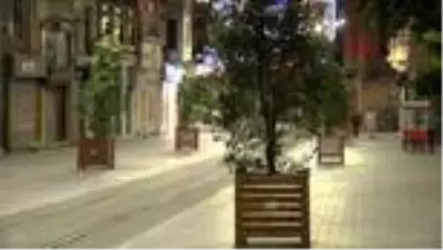 BEYOĞLU'NDA ZABITA MASKE TAKMAYANLARI İSTİKLAL CADDESİ'NE ALMADI BEYOĞLU'NDA ZABITA MASKE TAKMAYANLARI İSTİKLAL CADDESİ'NE ALMADI