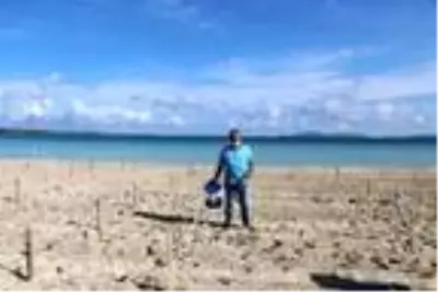 Çeşme Ilıca Plajı'na 'sosyal mesafe halatları' çekildi