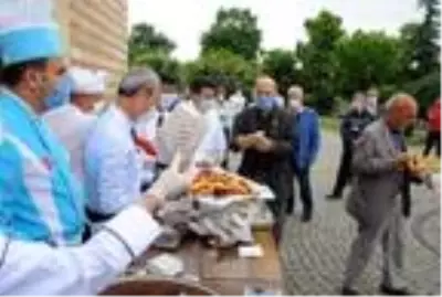 Edirne'de esnaf şükür duası yaptı, ciğerli lokma dağıttı Edirne'de esnaf şükür duası yaptı, ciğerli lokma dağıttı