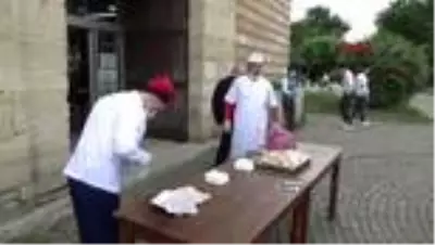 Edirne'de esnaf şükür duası yaptı, ciğerli lokma dağıttı Edirne'de esnaf şükür duası yaptı, ciğerli lokma dağıttı