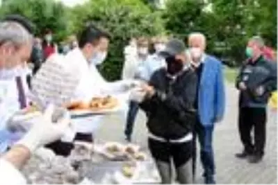 Edirne'de esnaf şükür duası yaptı, ciğerli lokma dağıttı Edirne'de esnaf şükür duası yaptı, ciğerli lokma dağıttı