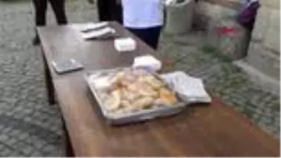 Edirne'de esnaf şükür duası yaptı, ciğerli lokma dağıttı Edirne'de esnaf şükür duası yaptı, ciğerli lokma dağıttı
