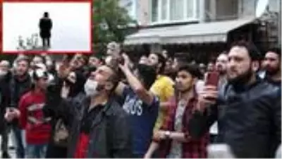 El arabası alınan karton toplayıcısı intihara kalkıştı, mahalleli sosyal mesafeyi hiçe sayıp film izler gibi izledi El arabası alınan karton toplayıcısı intihara kalkıştı, mahalleli sosyal mesafeyi hiçe sayıp film izler gibi izledi