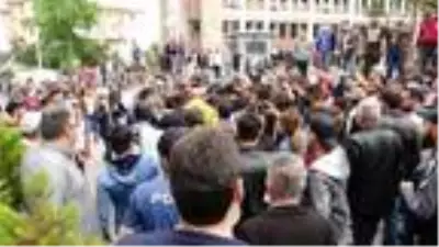 El arabası alınan karton toplayıcısı intihara kalkıştı, mahalleli film izler gibi izledi El arabası alınan karton toplayıcısı intihara kalkıştı, mahalleli film izler gibi izledi