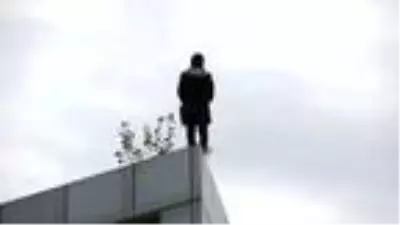 El arabası alınan karton toplayıcısı intihara kalkıştı, mahalleli film izler gibi izledi El arabası alınan karton toplayıcısı intihara kalkıştı, mahalleli film izler gibi izledi