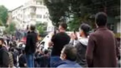 El arabası alınan karton toplayıcısı intihara kalkıştı, mahalleli film izler gibi izledi El arabası alınan karton toplayıcısı intihara kalkıştı, mahalleli film izler gibi izledi