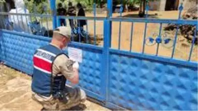 Geçmiş bayram ziyareti pahalıya patladı! 12 ev ve 66 kişi karantinaya alındı Geçmiş bayram ziyareti pahalıya patladı! 12 ev ve 66 kişi karantinaya alındı