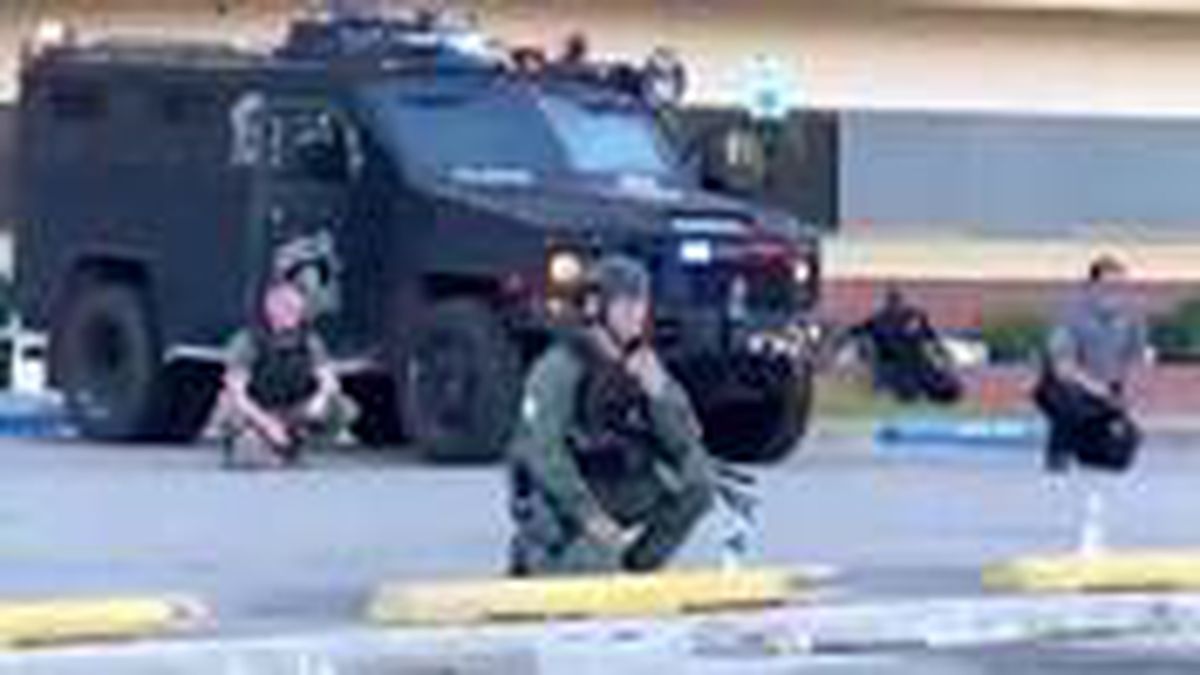 George Floyd eylemlerinde polis ve eylemciler karşılıklı diz çöktü