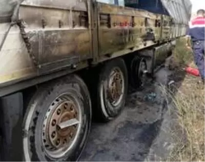 Hareket halindeki tır'ın lastikleri yandı Hareket halindeki tır'ın lastikleri yandı