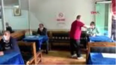 İSTANBUL-Esenler'de işletmeler müşterilerinin ateşini ölçerek içeri alıyor İSTANBUL-Esenler'de işletmeler müşterilerinin ateşini ölçerek içeri alıyor