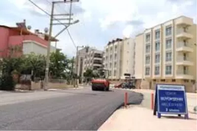 İzmir'de asfalt atağı sürüyor İzmir'de asfalt atağı sürüyor