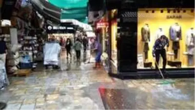 İzmir'de yağış hayatı felç etti, caddeler göle döndü İzmir'de yağış hayatı felç etti, caddeler göle döndü