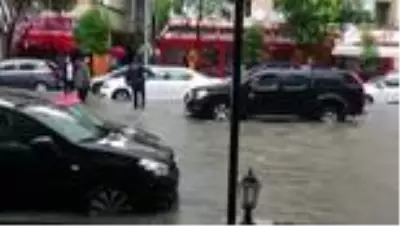 İzmir'de yağış hayatı felç etti, caddeler göle döndü İzmir'de yağış hayatı felç etti, caddeler göle döndü
