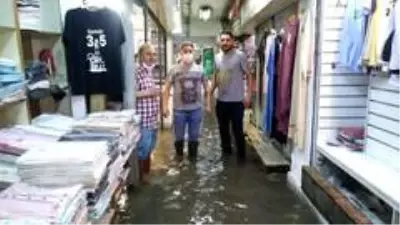 İzmir'de yağış hayatı felç etti, caddeler göle döndü İzmir'de yağış hayatı felç etti, caddeler göle döndü