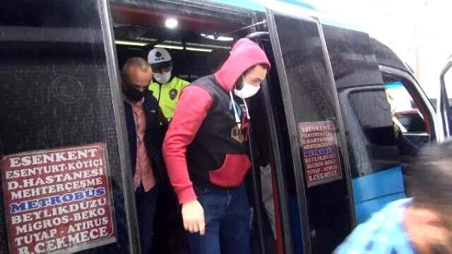 Kısıtlamalara uymayan minibüsten 35 yolcu çıktı Kısıtlamalara uymayan minibüsten 35 yolcu çıktı