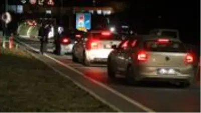 Kısıtlama sona erdi, vatandaşlar seyahat etmek için yollara çıktı Kısıtlama sona erdi, vatandaşlar seyahat etmek için yollara çıktı